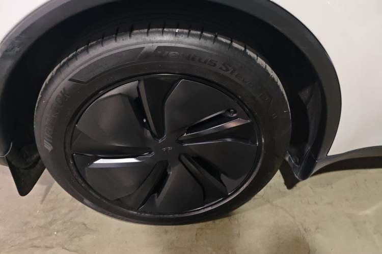 Used Tesla Model Y 2025 Long-Range All-Wheel-Drive Version