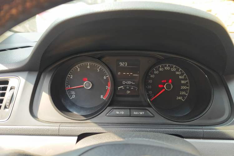 Used Volkswagen Lavida 2015 1.6L Manual Fashion Edition Instrument Cluster