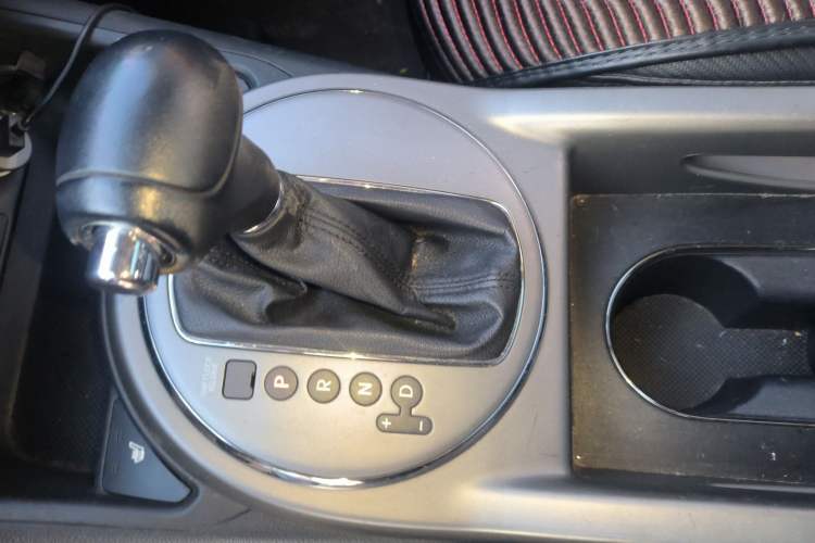 Used Kia Sportage R 2015 2.0L Automatic Two-Wheel Drive DLX Model Gear Lever