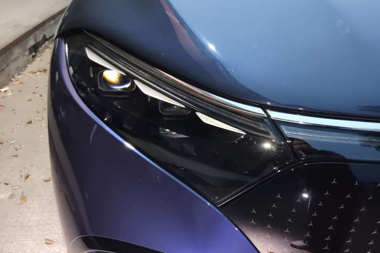 Used Mercedes-Benz EQS SUV 2023 450 4MATIC Pioneer Edition Right Front Headlight