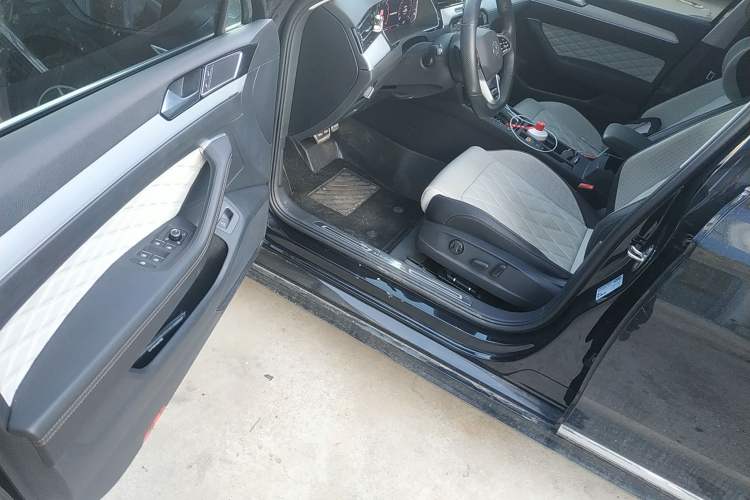 Used Volkswagen Magotan 2024 2 Million Units Zhongxiang Version 330TSI DSG Luxury Edition Driver Seat