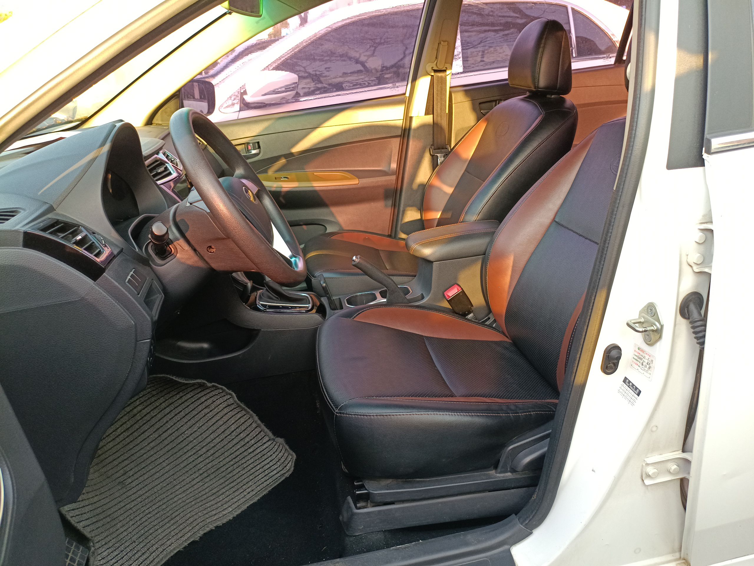 Переднее сиденье в автомобиле