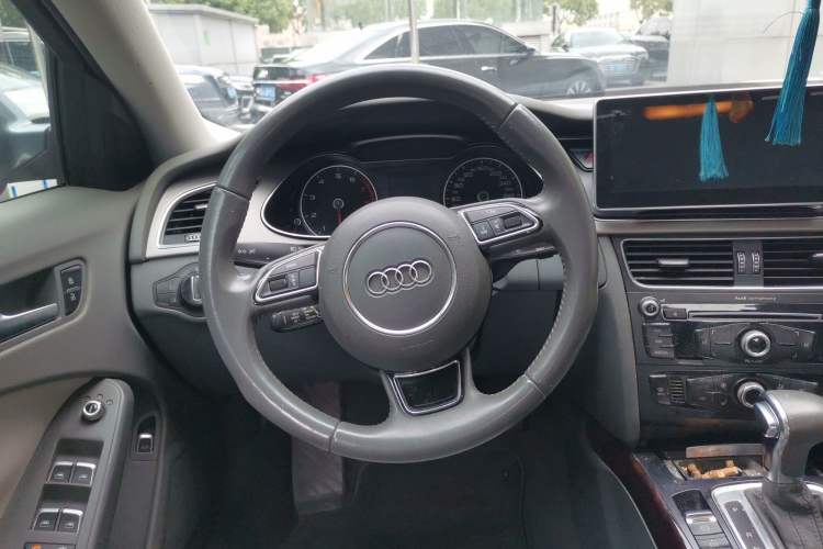 Used Audi A4L 2013 35 TFSI Automatic Comfort Model Steering Wheel