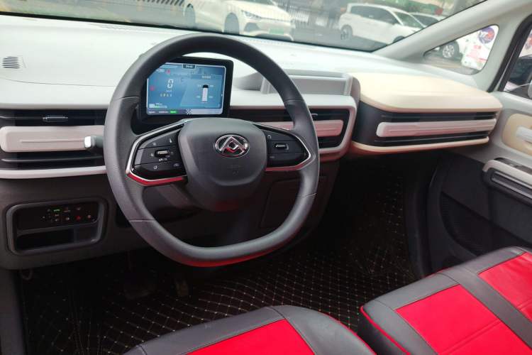 Used SAIC MAXUS Dana V1 2025 Low-Roof Multi-Function Version 42 kWh Center Console