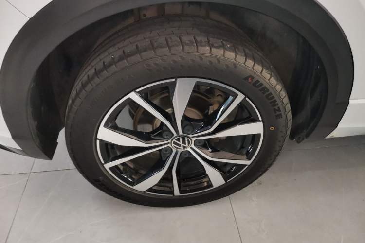 Used Volkswagen T-ROC 2024 300TSI DSG Two-Wheel-Drive Chen Guang Edition Exterior 3