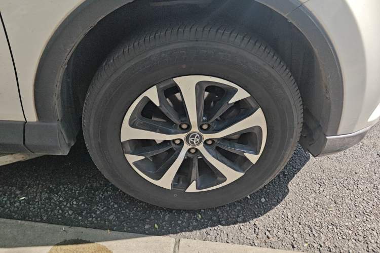 Used Toyota RAV4 2016 2.0L CVT Two-Wheel Drive Fashion Edition China V Standard