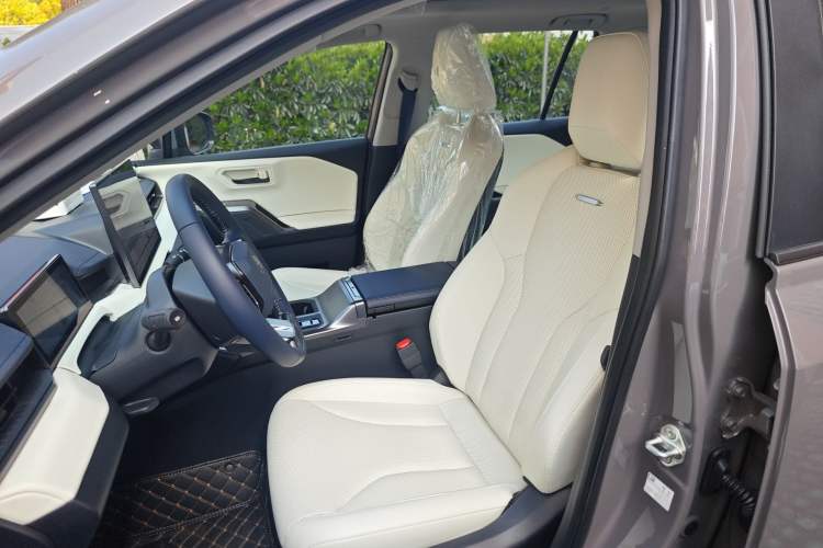 Used Toyota RAV4 2026 Model Dual-Engine 2.0L Two-Wheel Drive Luxury Edition