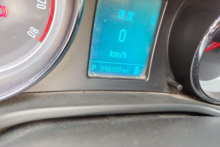 Used Buick Regal 2015 1.6T Leading Technology Model Odometer Close Up