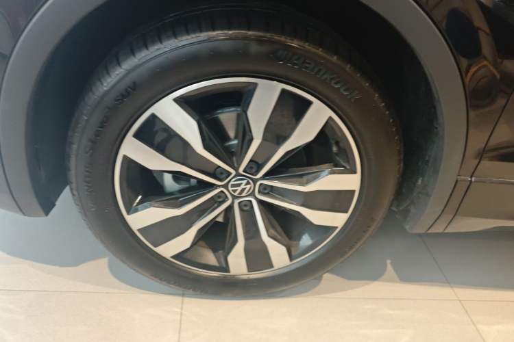 Used Volkswagen Tiguan L 2025 Model Outstanding Version 330TSI Automatic Two-Wheel Drive R-Line Longyao Edition Exterior 4