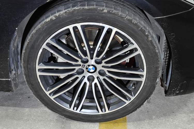 Used BMW 5 Series 2018 Restyled 530Li Luxury Edition M Sport Package Right Front Wheel Hub