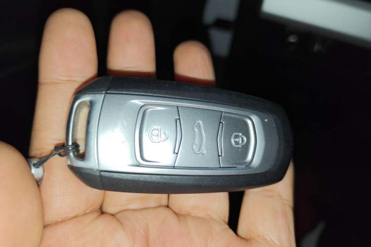 Used Geely Auto Emgrand X7 Sport 2018 1.8TD Automatic Two-Wheel Drive ZhiZun Model with 4G Connectivity