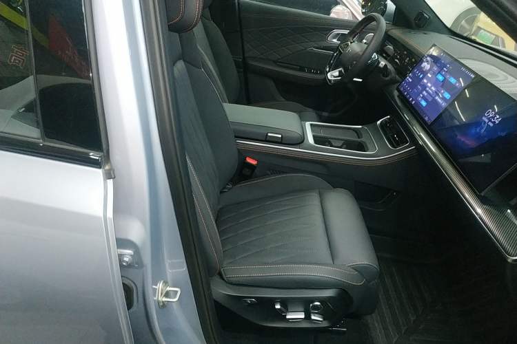 Used NETA L 2024 Extended-Range 310 Flash-Charge Red Edition