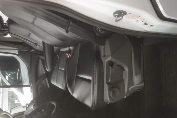 Used Ford Transit 2019 2.0T Diesel Multi-Purpose Commercial Vehicle Short Wheelbase Low Roof 6-Seater China VI Standard Left Front Seat