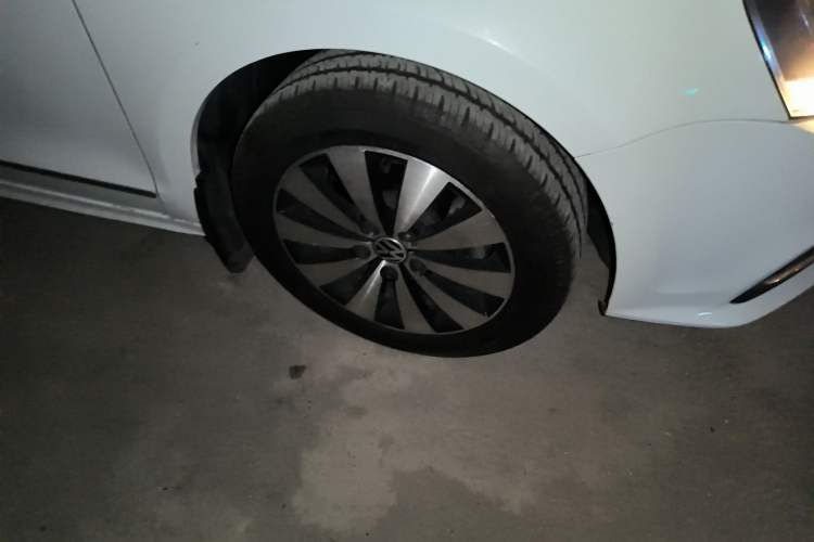 Used Volkswagen Sagitar 2017 230TSI Automatic Comfort Version Right Front Wheel Hub