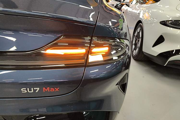 Used Xiaomi Auto SU7 2024 Four-Wheel Drive Ultra-Long Range Advanced Intelligent Driving Max Edition Right Rear Taillight