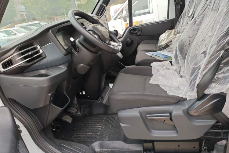 Used JMC Fushun 2025 2.0T 6MT Diesel Short-Wheelbase Mid-Roof Commercial Multi-Purpose Passenger Vehicle with 5/6 Seats