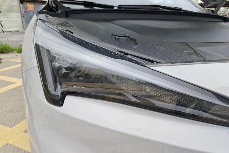 Used ARCFOX Alpha T5 2026 Model Pure Electric 560 Yuanjing Smart Driving Version Right Front Headlight