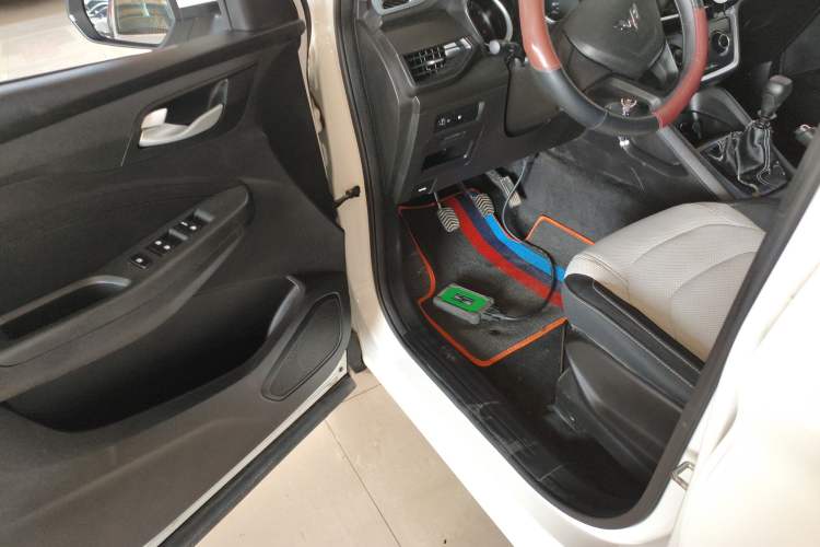 Used Wuling Hongguang S3 2018 1.5L Manual Standard Version China V Standard Driver Seat