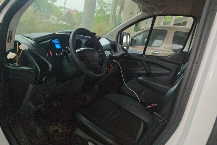 Used Ford Transit 2017 2.0T Diesel Van Mid-Chassis Mid-Roof China IV Standard