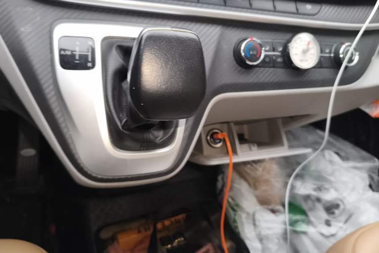 Used SAIC MAXUS Xintu V90 2022 2.0T AMT Yunjie Front-Wheel-Drive Short Wheelbase Mid-Roof Design with Single Rear Tire and 6 Seats