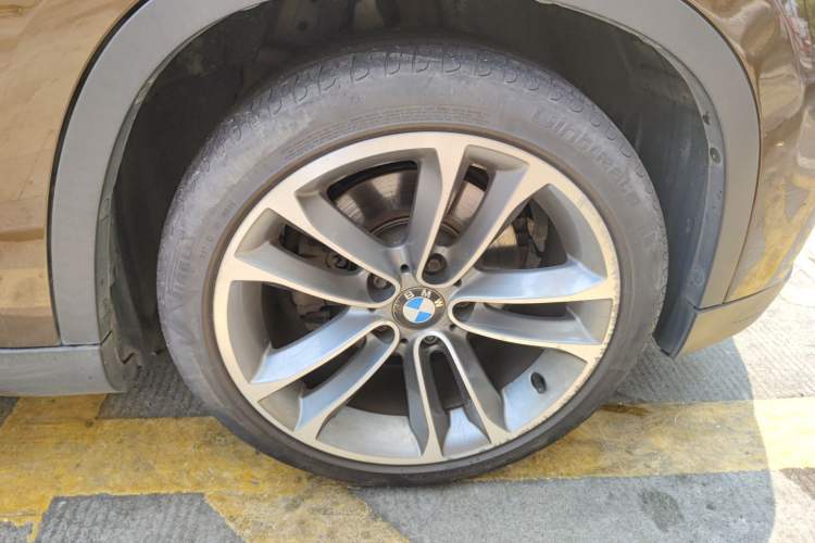 Used BMW X1 2013 sDrive18i Sport Design Package Right Front Wheel Hub