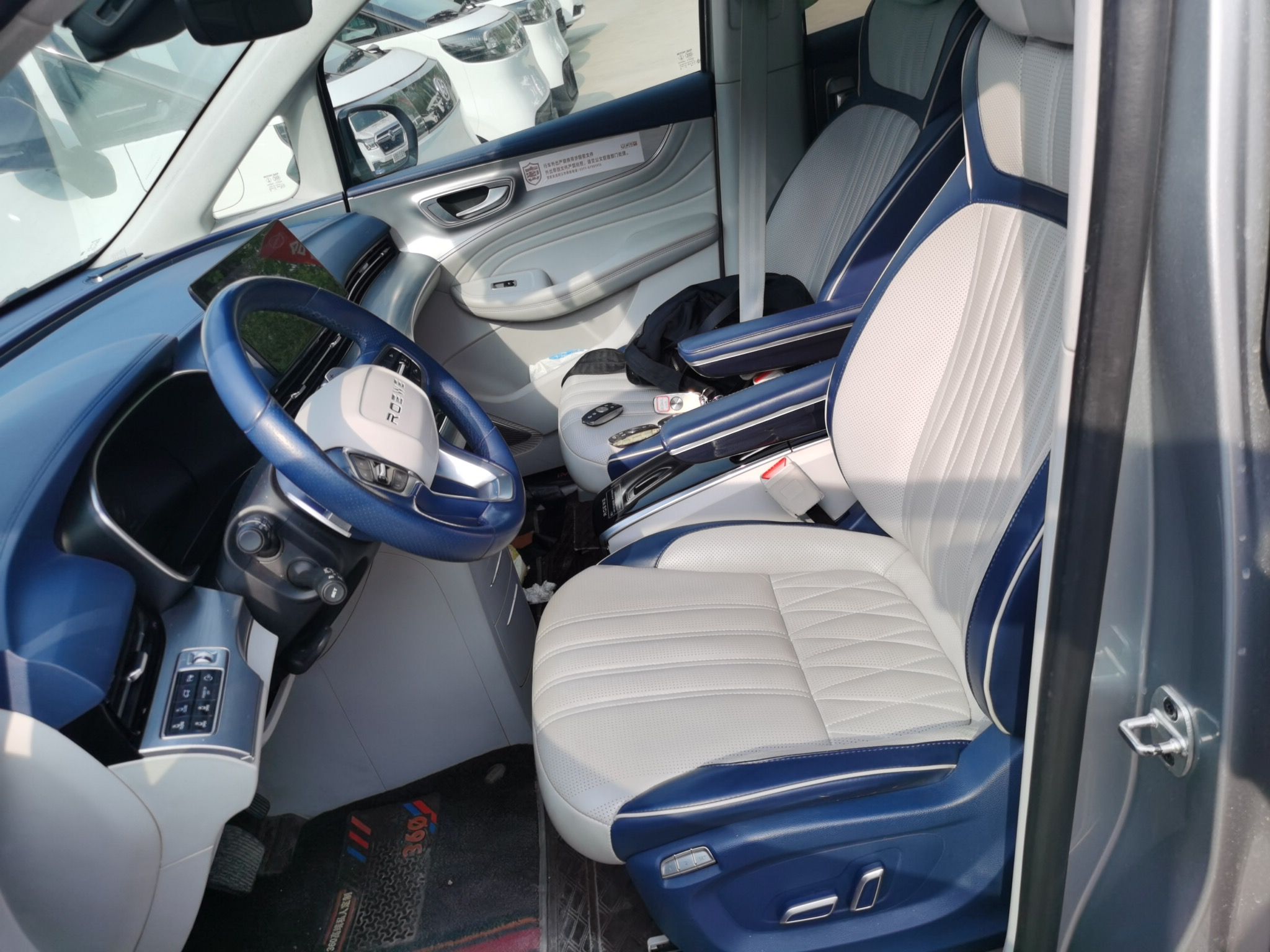 المقاعد الأمامية داخل السيارة