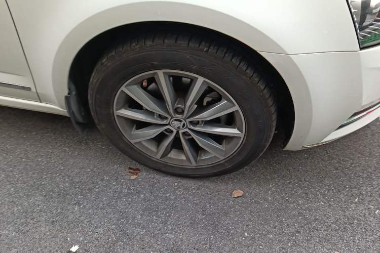 Used Skoda Octavia 2020 TSI230 DSG SmartDrive Luxury Edition Right Front Wheel Hub