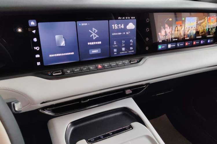 Used VOYAH FREE 2025 318 318 km Rear-Drive Touring Edition Audio And AC Panel