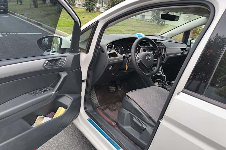 Used Volkswagen Touran 2018 Volkswagen Touran L 280TSI DSG Comfort Edition 7 Seats China VI Standard
