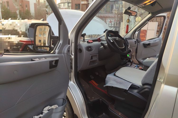 Used SAIC MAXUS Xintu V80 2019 2.5T Classic Model 6-Speed Manual Commercial Van with Short Wheelbase and Low Roof 9-Seater