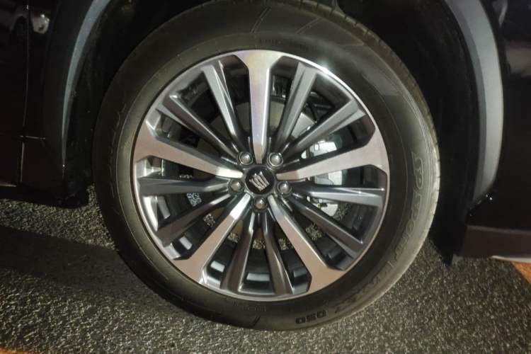 Used Toyota Crown Kluger 2024 2.5L HEV Four-Wheel Drive Premium Edition Right Front Wheel Hub