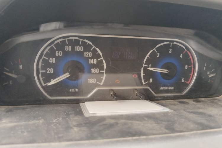 Used SAIC MAXUS Xintu V80 2011 2.5T Short Wheelbase Mid-Roof Yunjie Edition
