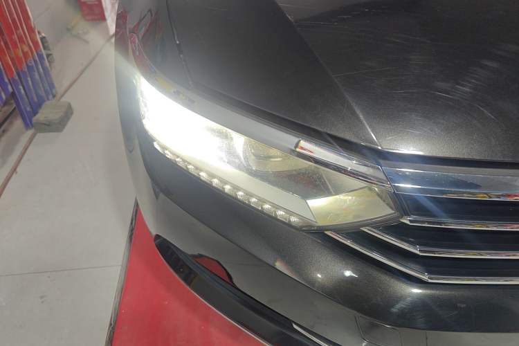 Used Volkswagen Magotan 2017 330TSI DSG Luxury Model Right Front Headlight