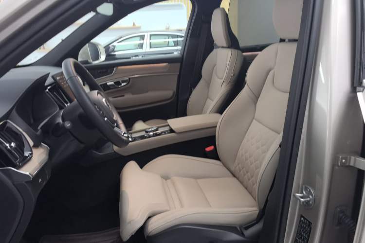 Used Volvo XC90 2025 Facelifted B6 Zhiyuan Luxury Version with 6 Seats
