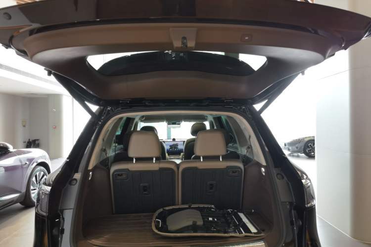 Used Hima AITO M8 2025 Model Pure Electric Ultra Six-Seat Four-Wheel-Drive Version
