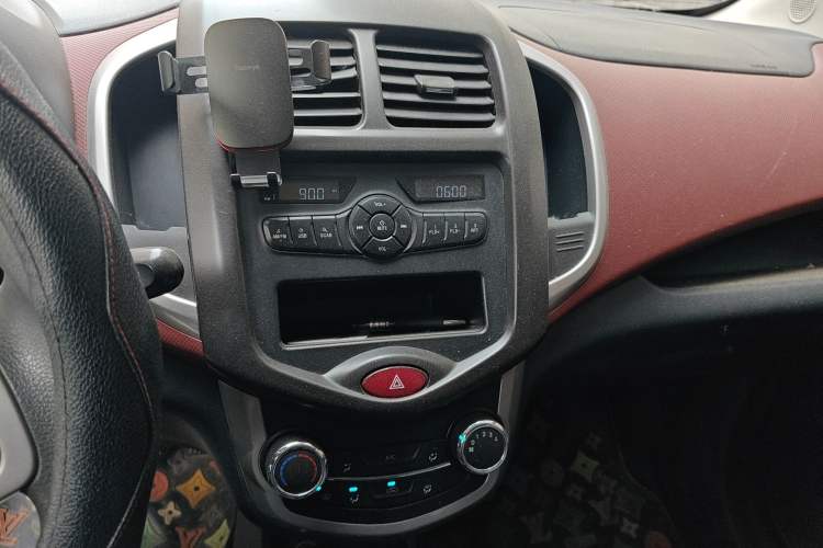 Used CHANGAN Benni 2015 1.4L Manual Luxury Model China V Standard Audio And AC Panel