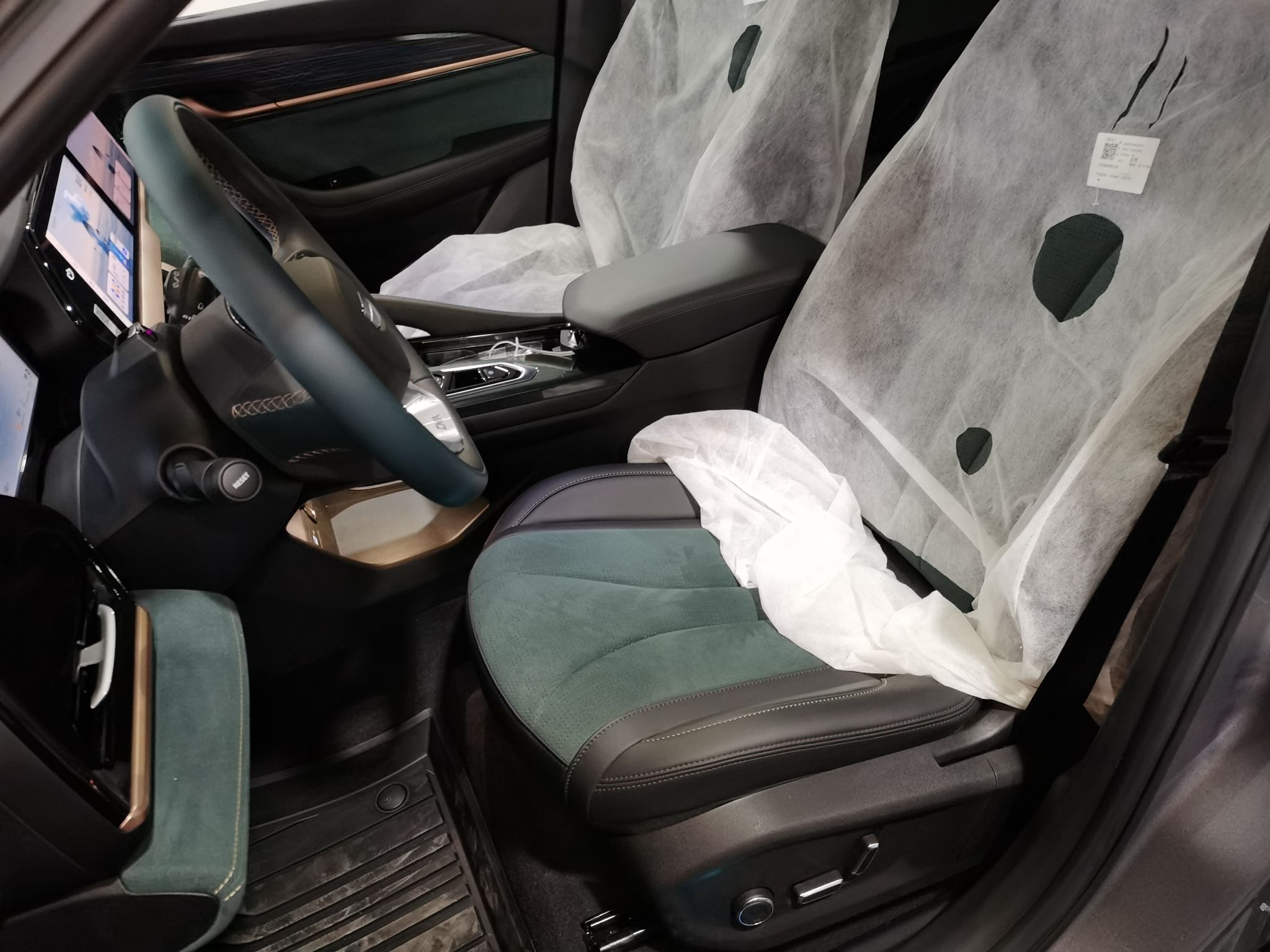 المقاعد الأمامية داخل السيارة