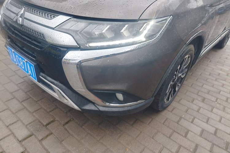 Used Mitsubishi Outlander 2019 2.4L 4x4 Zhi Xiang Edition 7 Seats China VI Standard