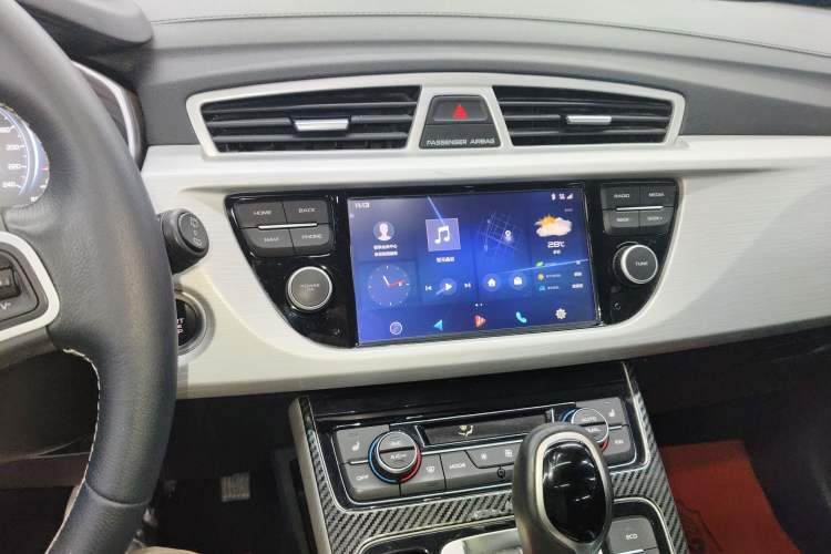 Used Geely Auto Emgrand X7 Sport 2018 1.8TD Automatic Two-Wheel Drive Smart Connect 4G Internet Edition Audio And AC Panel