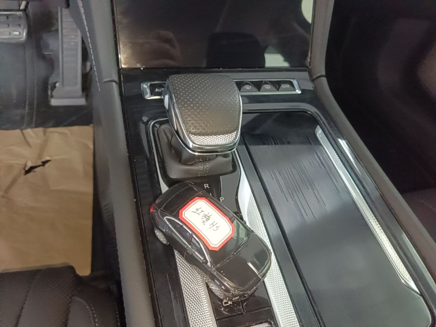Hongqi H5 2025 2.0T Automatic Flag Edition – 500 000 Units Commemorative Version — снимка 16