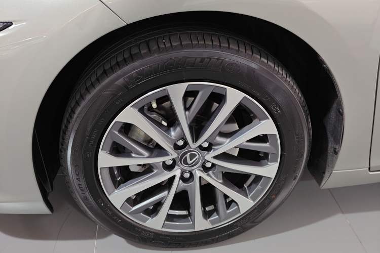 Used Lexus ES 2023 200 Excellence Edition
