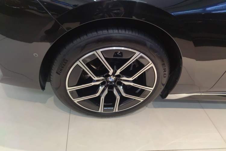 Used BMW 7 Series 2023 735Li M Sport Package Left Front Wheel Hub