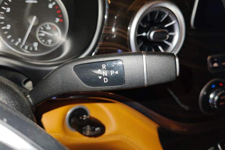 Used Mercedes-Benz Vito 2020 2.0T Elite Version 7 Seats Gear Lever