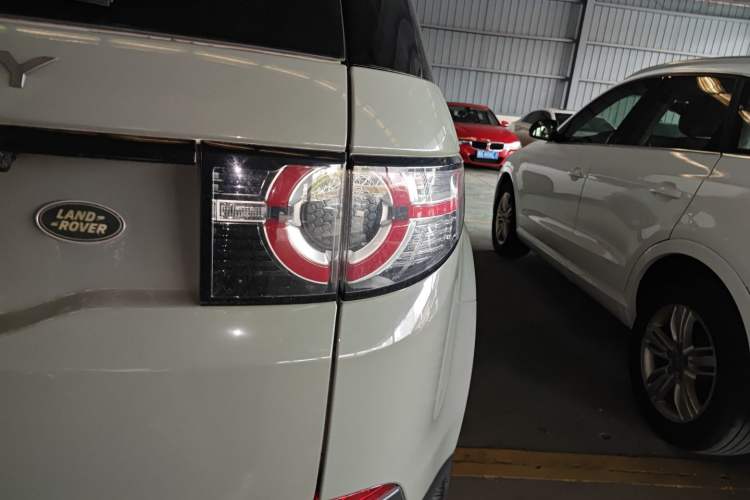 Used Land Rover Discovery Sport 2018 240 PS PURE Edition Exterior 3