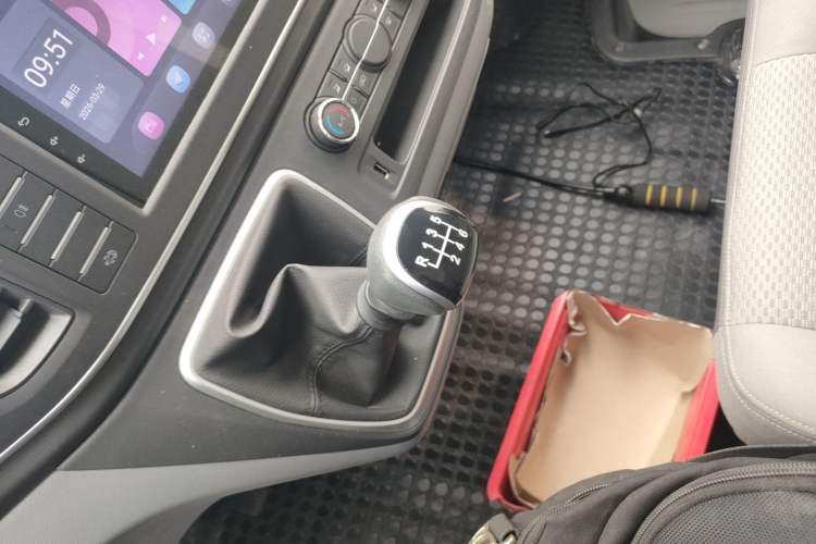 Used SAIC MAXUS Xintu V80 2023 2.0T Manual Classic City Delivery King Short Wheelbase Mid-Roof 3-Seater