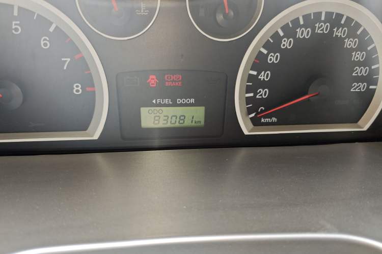 Used Huatai Santa Fe Classic 2011 2.0L Gasoline Manual Two-Wheel Drive Luxury Version Odometer Close Up