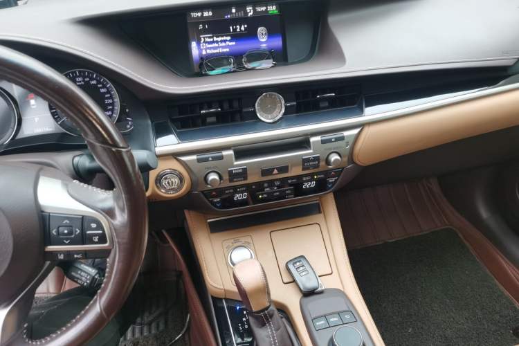 Used Lexus ES 2015 300h Comfort Edition Audio And AC Panel