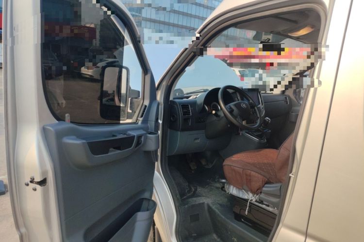 Used Dongfeng Yufeng 2021 2.0T Rear-Drive Logistics Vehicle Short Wheelbase Mid-Roof 5-9 Seaters China VI Standard D20