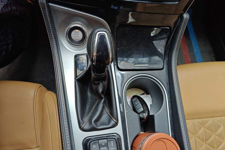 Used Nissan Maxima 2016 2.5L XV Ultimate Edition Gear Lever