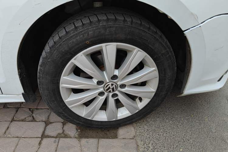 Used Volkswagen Sagitar 2015 1.6L Automatic Comfort Model Right Front Wheel Hub